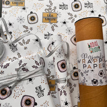 A white ang rey silver wapping paper with xmas holly leaves